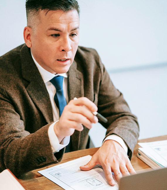 analysis strategy 01 Homme en réunion avec documents.