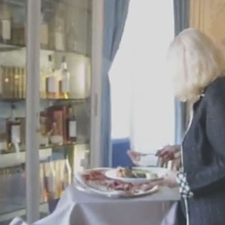 Personne se servant à un buffet dans un salon.