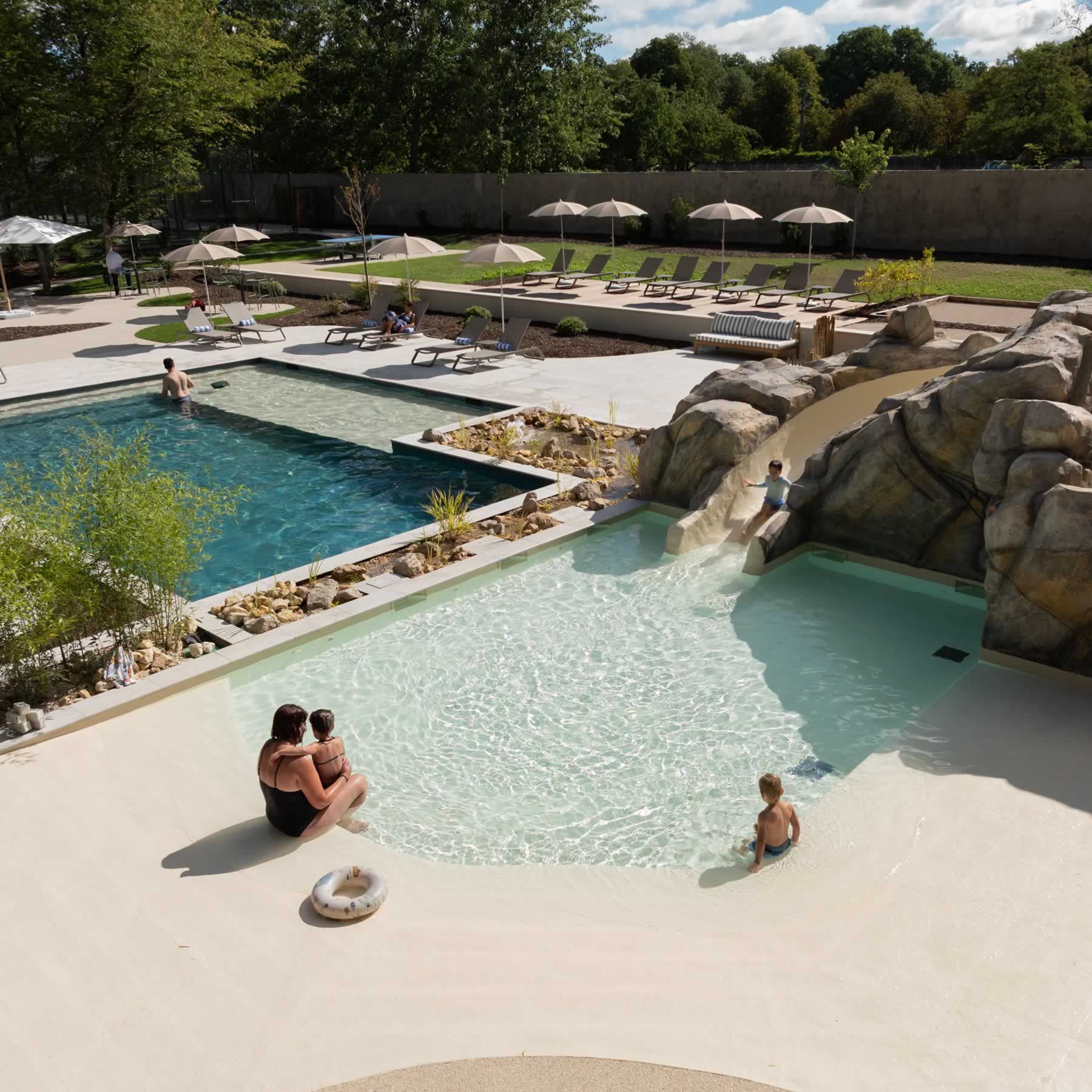 Espace aquatique de luxe avec toboggan et pataugeoire familiale.