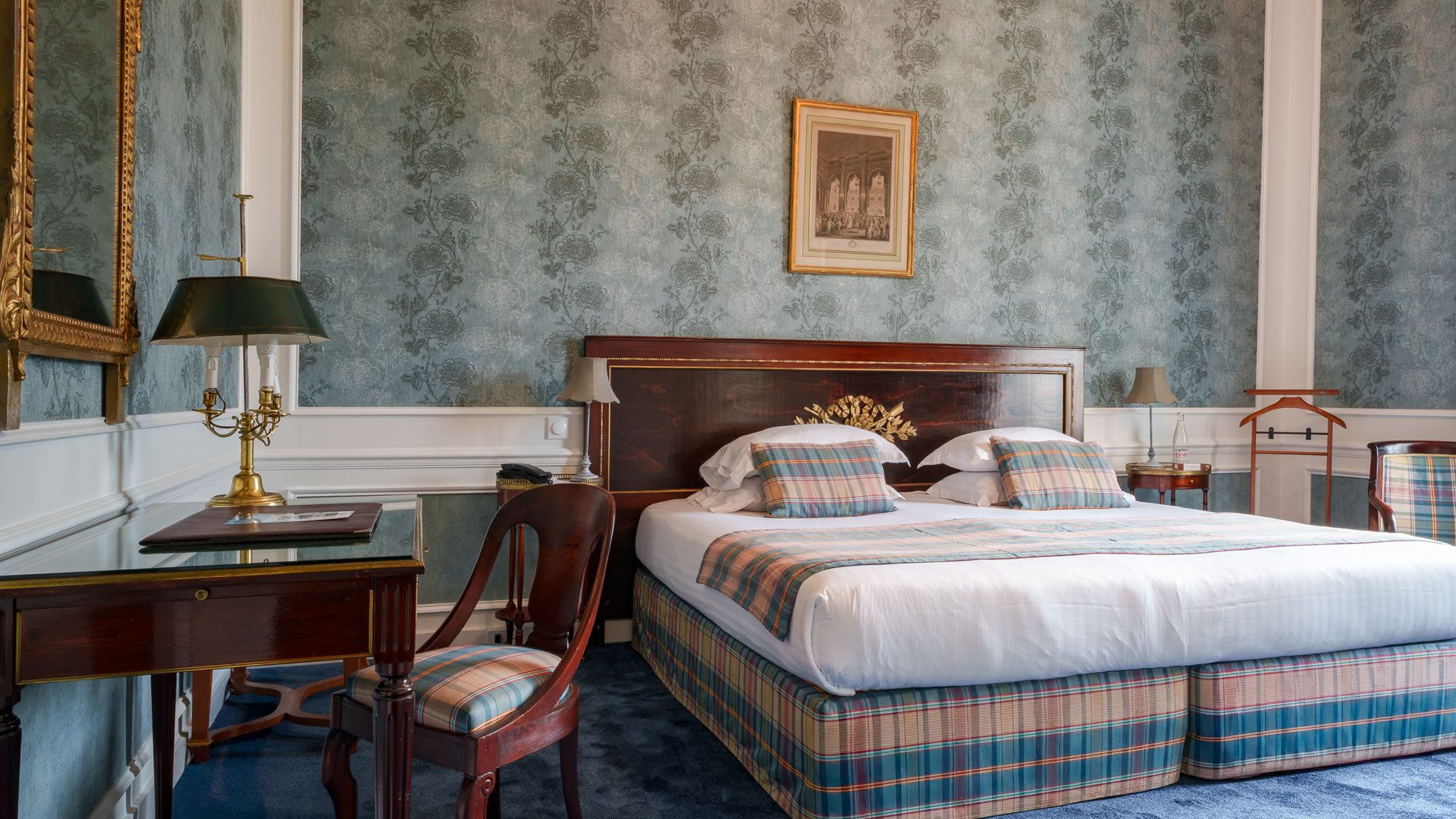 Chambre d'hôtel élégante avec mobilier classique.