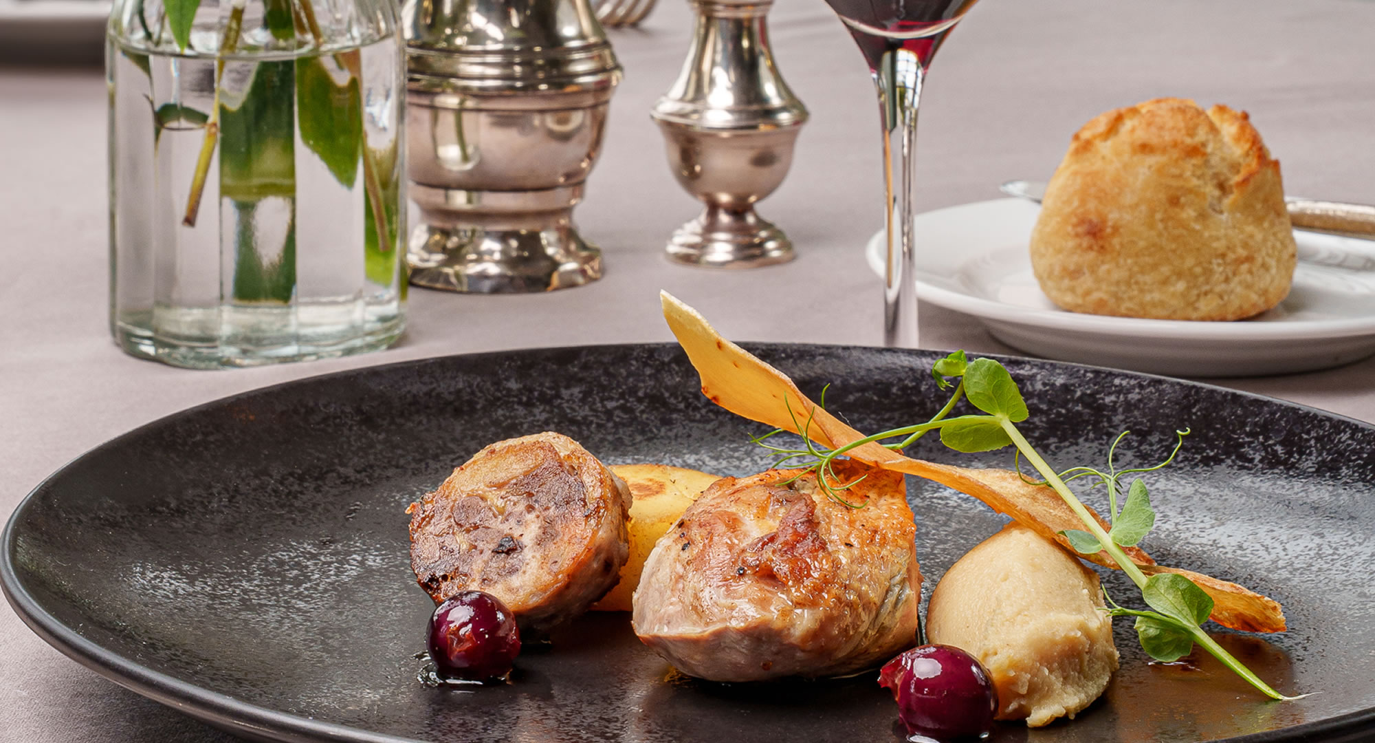 Plat gastronomique avec viande et garnitures élégantes.