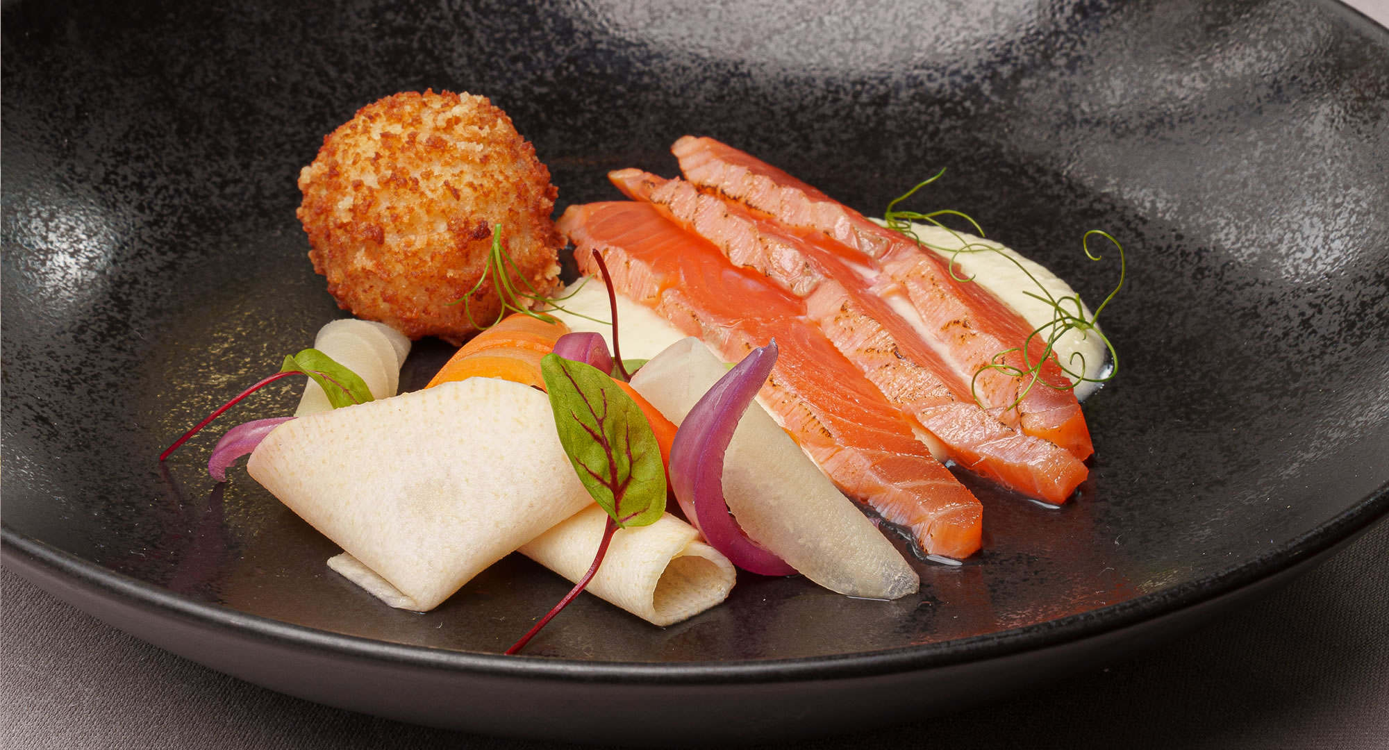 Assiette de saumon avec garnitures raffinées.