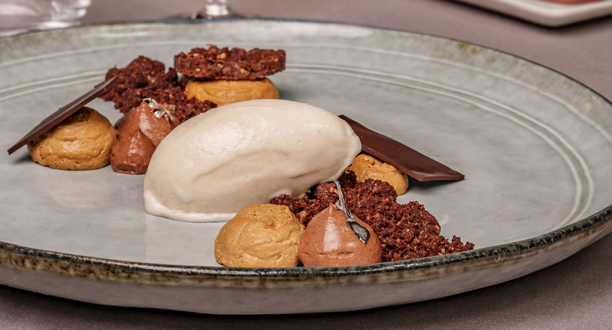 Dessert gourmet avec chocolat et glace vanille.