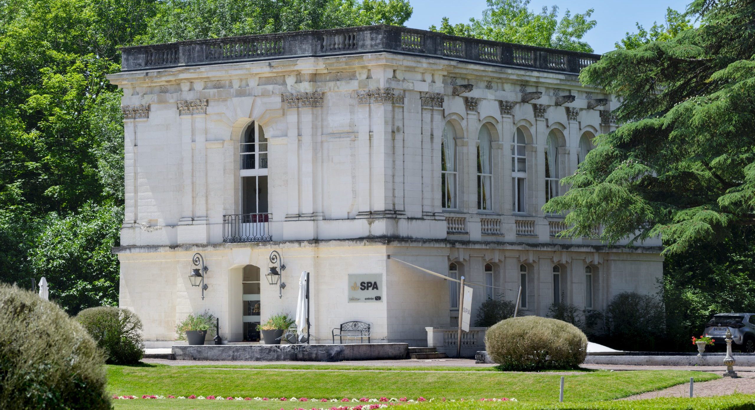 Bâtiment ancien entouré de verdure.