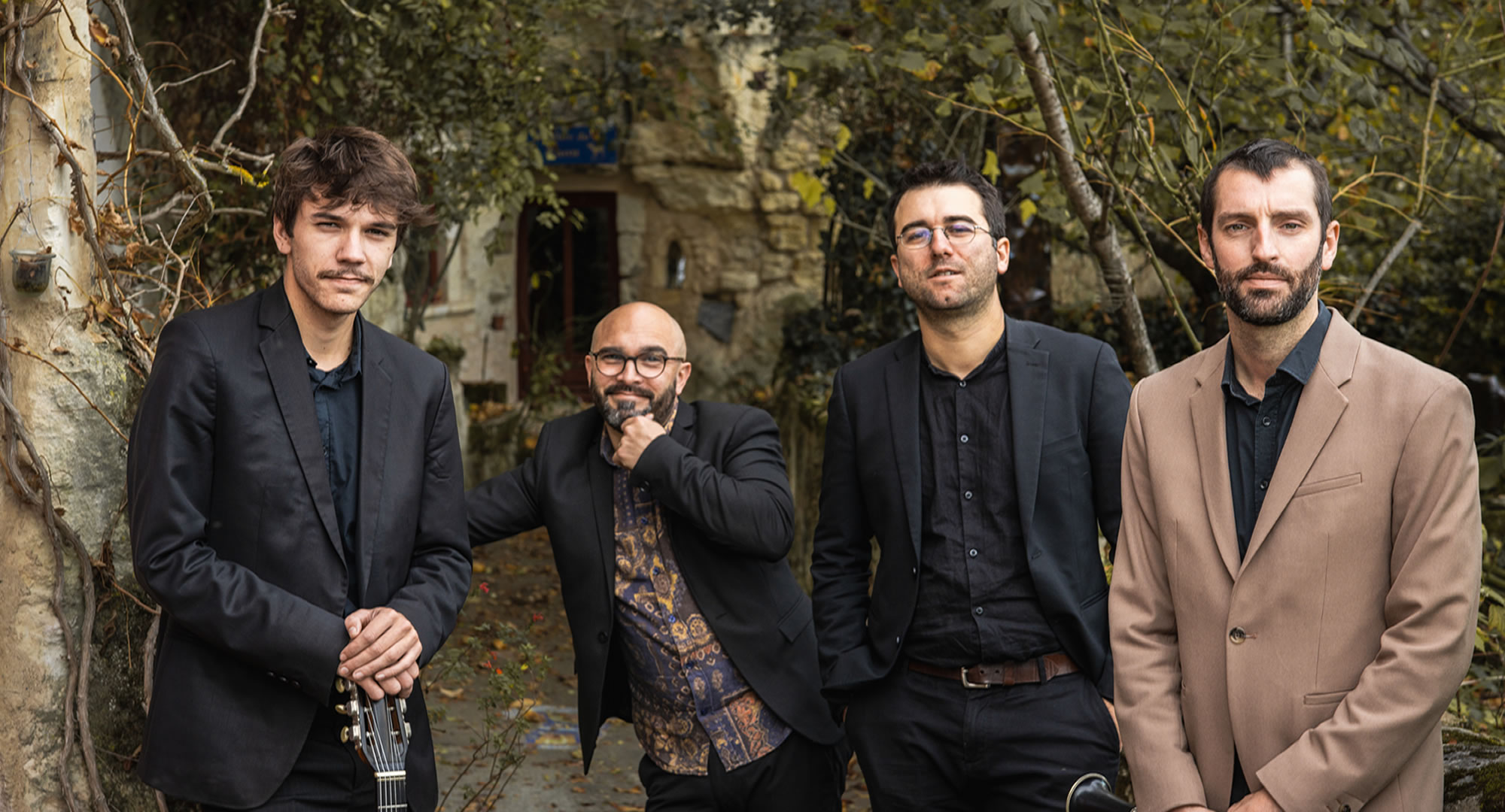 Entre improvisations inspirées et swing contagieux, il crée un moment musical unique à chaque concert.