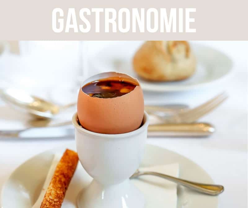 Œuf à la coque gastronomique servi en coquetier
