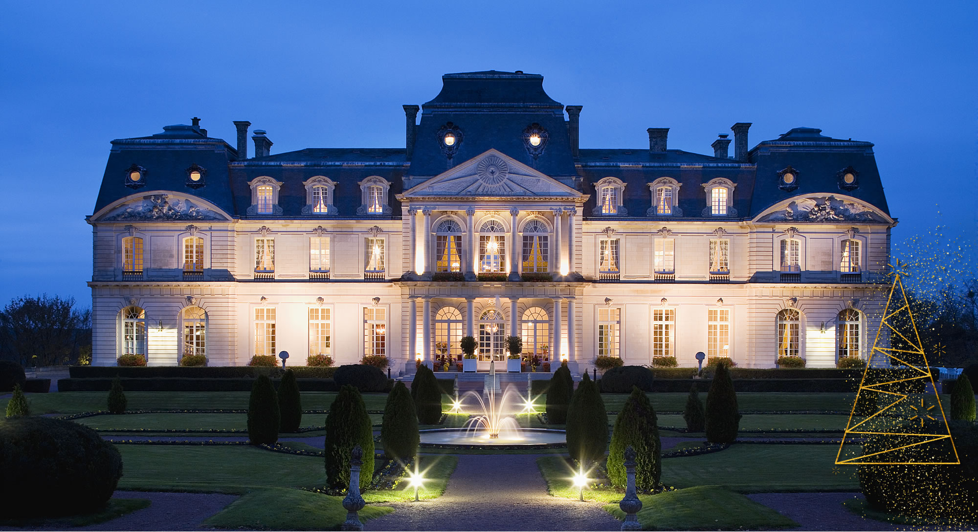 Château éclairé la nuit avec jardin et fontaine.