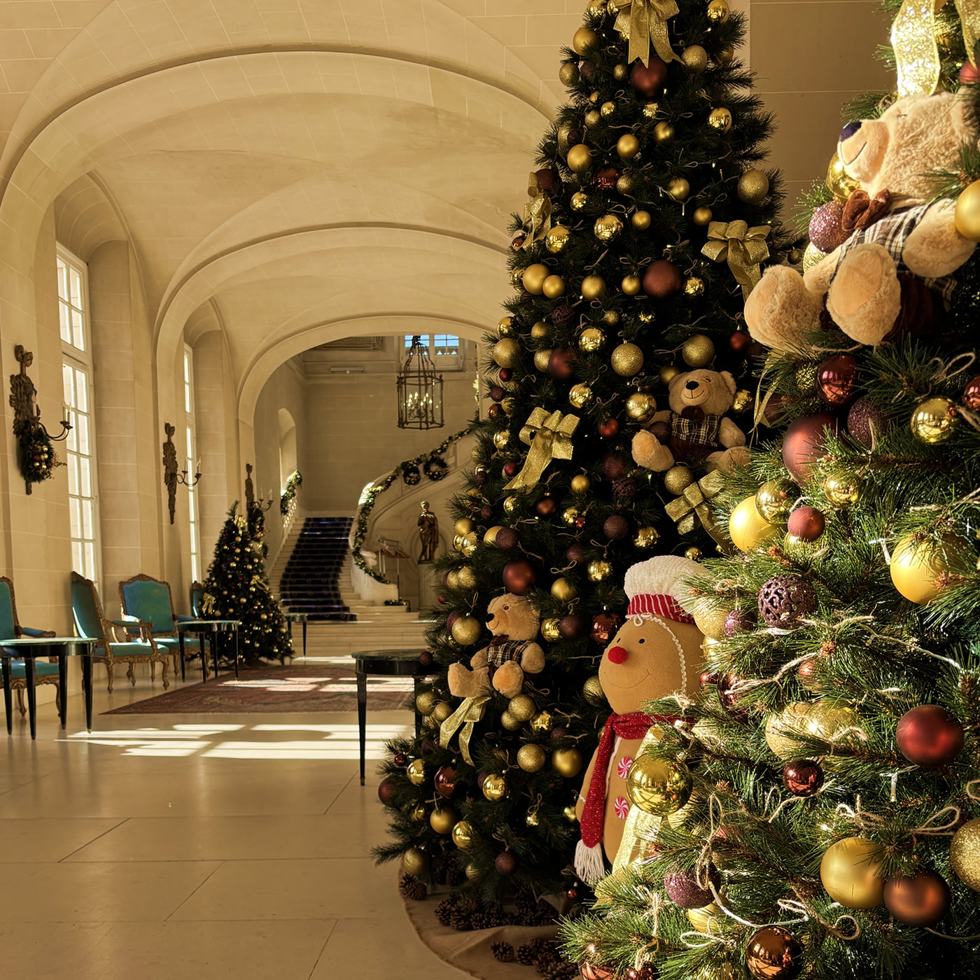 Sapin de Noël décoré dans un hall élégant.