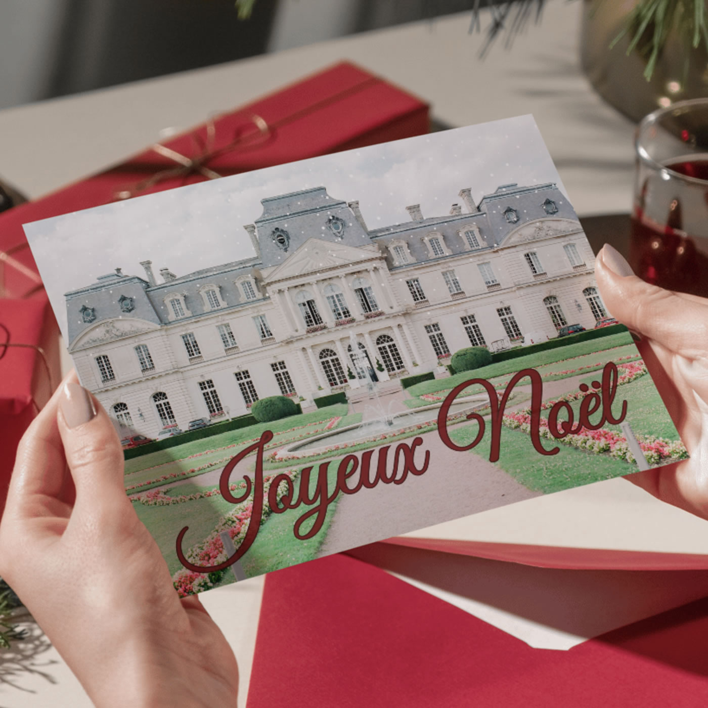 Carte de vœux Joyeux Noël, château en arrière-plan.