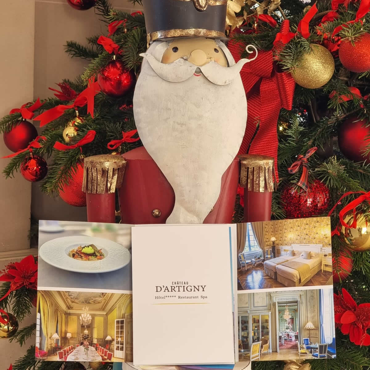 Soldat de Noël et brochure Château d'Artigny décoré.