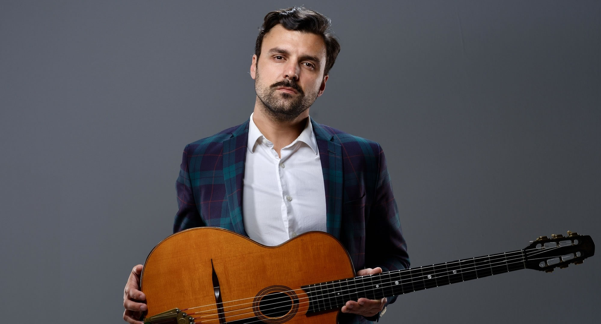 Le piano nuancé de Cesar Pastre, les percussions subtiles de Michelle Welchons et la contrebasse profonde de Solène Cairoli forment un dialogue riche et vibrant. De l’Espagne à l’Amérique latine, cette musique raconte l’amour, la nostalgie et la fête, le temps d’une soirée pleine de passion et de swing.