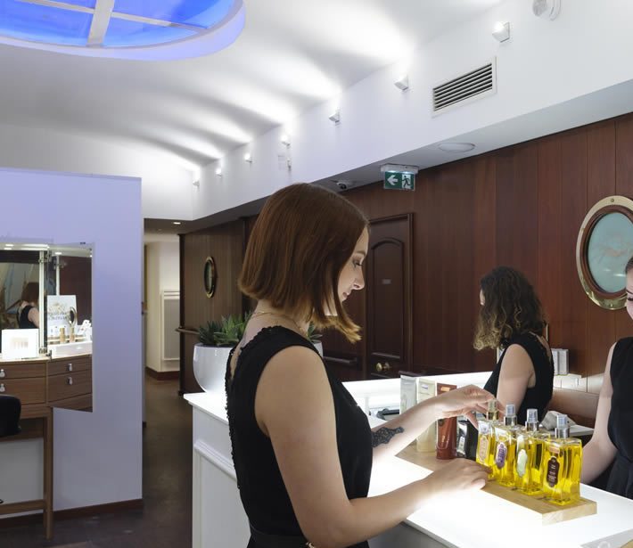 Réceptionniste vend des produits de beauté.