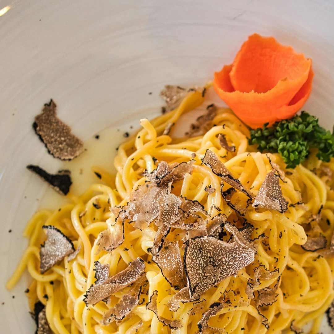 Pâtes à la truffe et garniture de légumes.