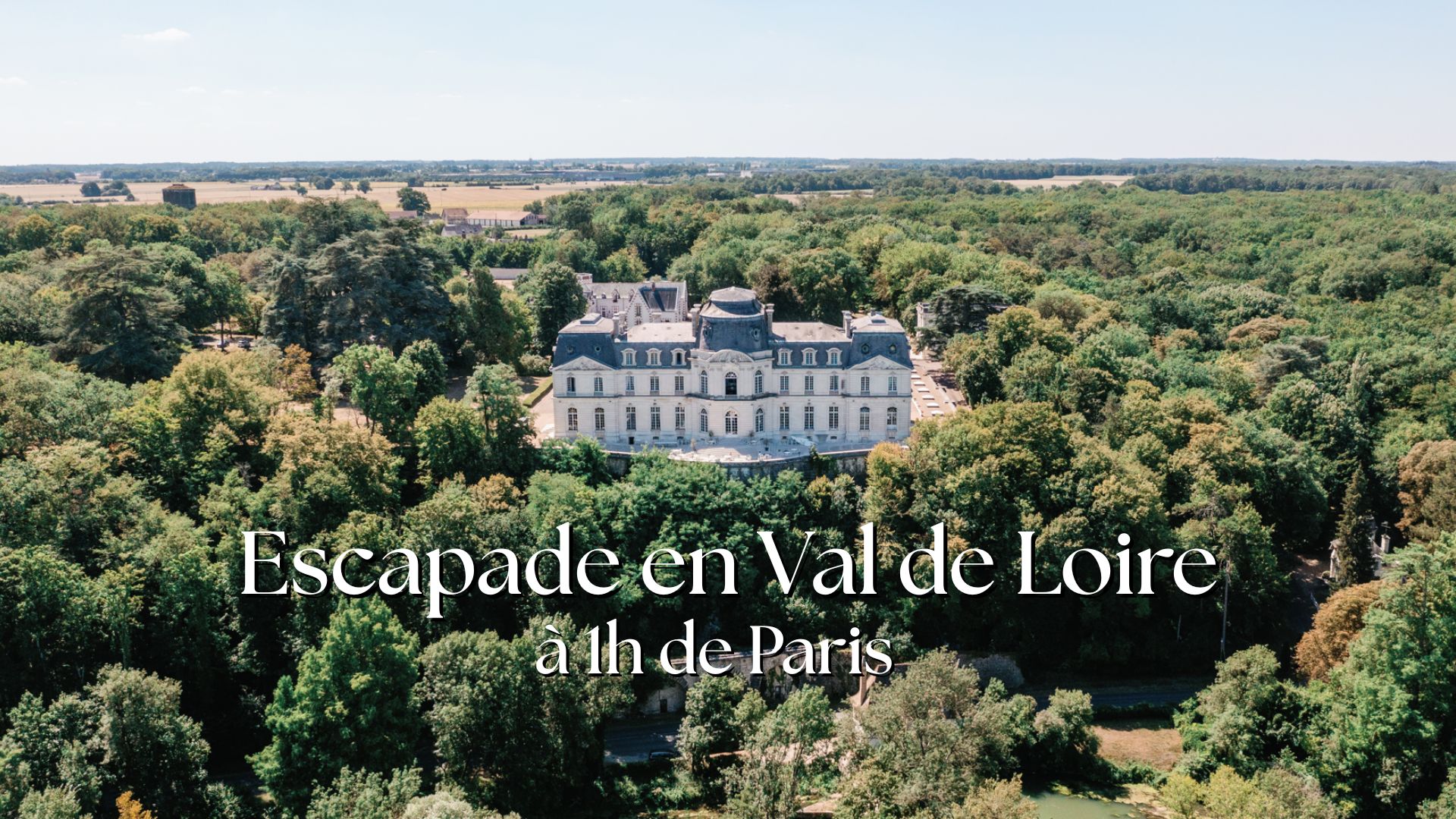 visuel offre Château entouré de forêt, ciel dégagé.